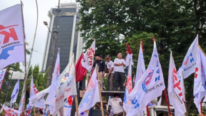 Buruh Kecewa Presiden Jokowi Tak Temui Massa; Orator: Dia Bukan Buruh, Tidak Mengerti Perasaan Kita