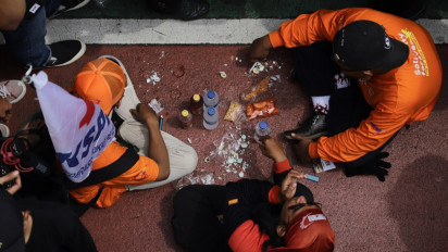 Berita Foto - Buruh Juga Manusia, Butuh Istirahat Saat Lelah