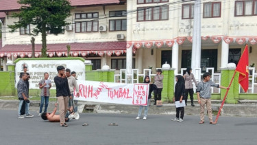 Peringati Hari Buruh, Puluhan Mahasiswa Aceh Barat Gelar Unjuk Rasa Cabut UU Omnibus Law