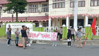 Peringati Hari Buruh, Puluhan Mahasiswa Aceh Barat Gelar Unjuk Rasa Cabut UU Omnibus Law
