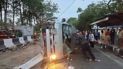 Diduga Ngebut dan Ugal-ugalan, Bus Travel Tiomaz Trans Tabrak Pembatas Jalan dan Tiang Listrik