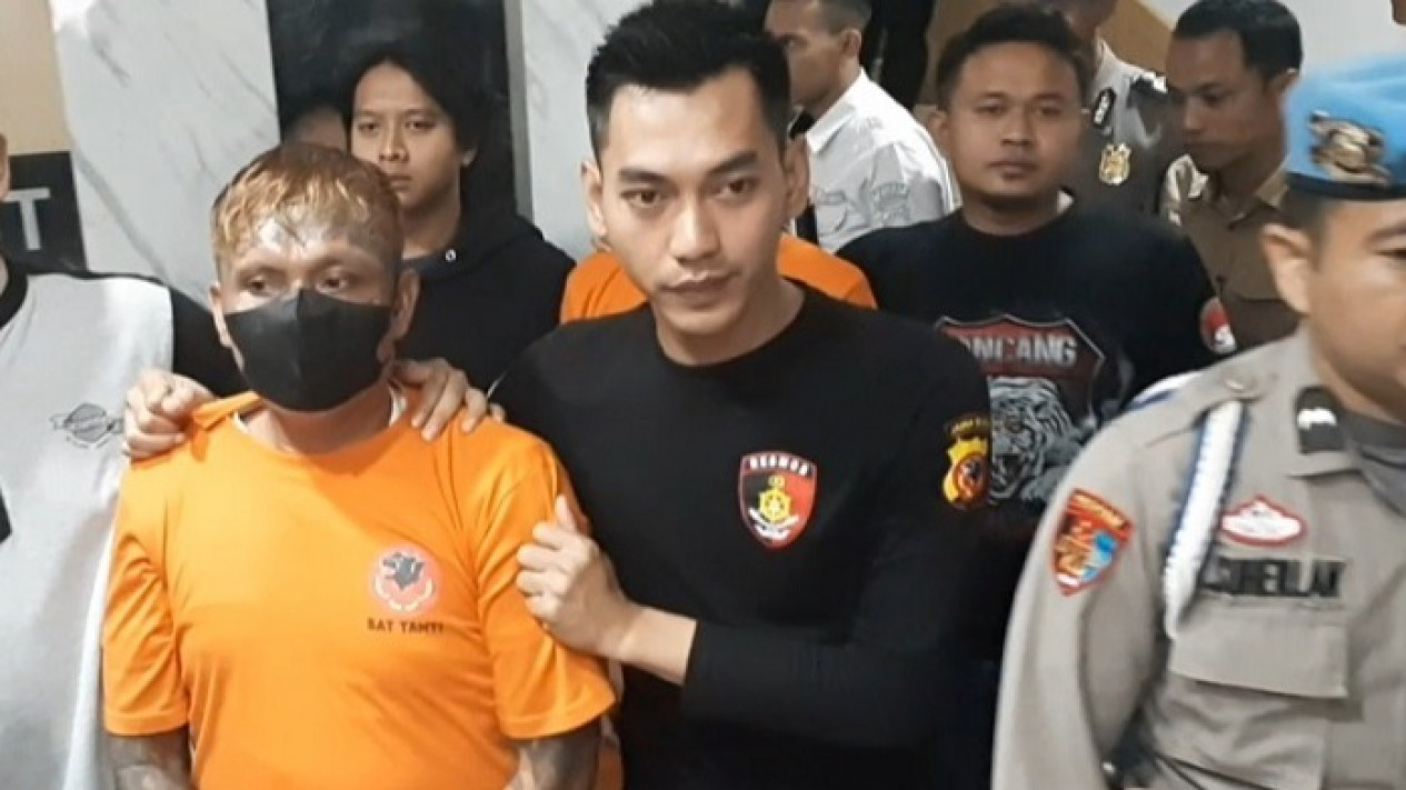 Catatan Kriminal Dadang Buaya Preman Garut: Serang Koramil-Polsek Sambil Bawa Golok hingga Egrek Lalu Bacok Dua Warga Tak Berdosa, Ini Kasus Terbarunya
            - galeri foto