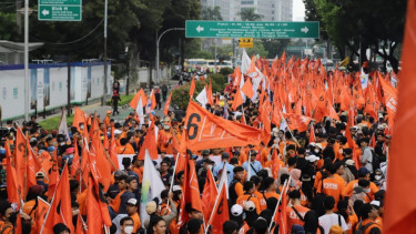 Tak Peduli Imbauan Bawaslu, Partai Buruh Tetap Bawa Bendera Parpol di May Day