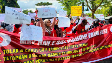 Tuntut Cabut UU Cipta Kerja, Ratusan Buruh Gelar Aksi di Kantor DPRD Kabupaten Madiun