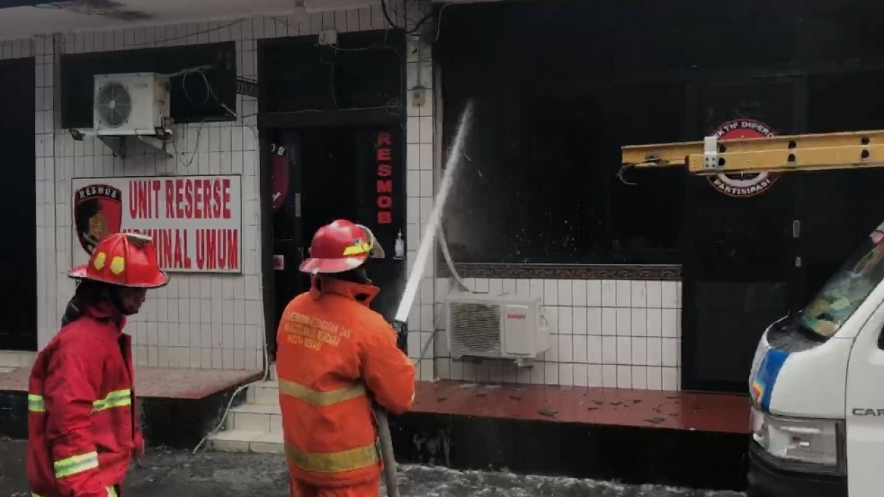 Korsleting Listrik, Ruang Humas Polsek Bekasi Kota Kebakaran
            - galeri foto