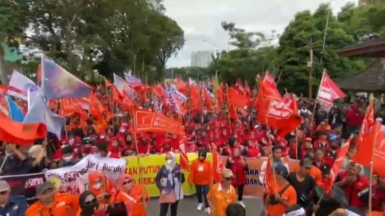 Tidak Sejahtera, Ribuan Buruh di Sumsel Desak Pemerintah Cabut UU Cipta Kerja
            - galeri foto