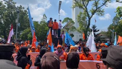 Peringatan Hari Buruh, Buruh Sumut Serukan 9 Tuntutan Hingga Beri Bunga ke Polisi