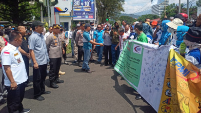 May Day di Lampung, Buruh Bentangkan Spanduk Tolak UU Ciptaker