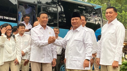 Pakai Baju Putih Cokelat Ala Gerindra, Wiranto Temui Prabowo