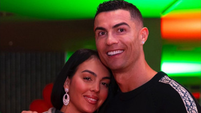 Dikabarkan Putus dengan Georgina Rodriguez, Ronaldo Unggah Foto Ciuman