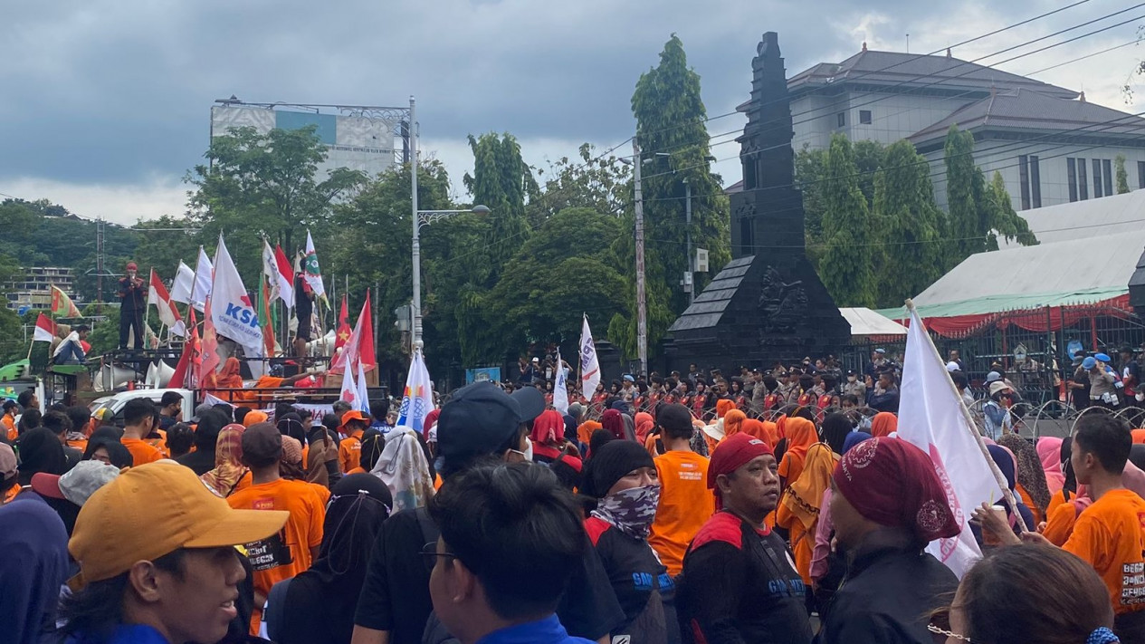 Aksi May Day di Jawa Tengah Serikat Buruh Berikan Enam Tuntutan
            - galeri foto