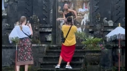 Dianggap Lecehkan Pura Besakih, Tiga Bule Rusia yang Menari Pose tak Pantas Ditangkap Imigrasi