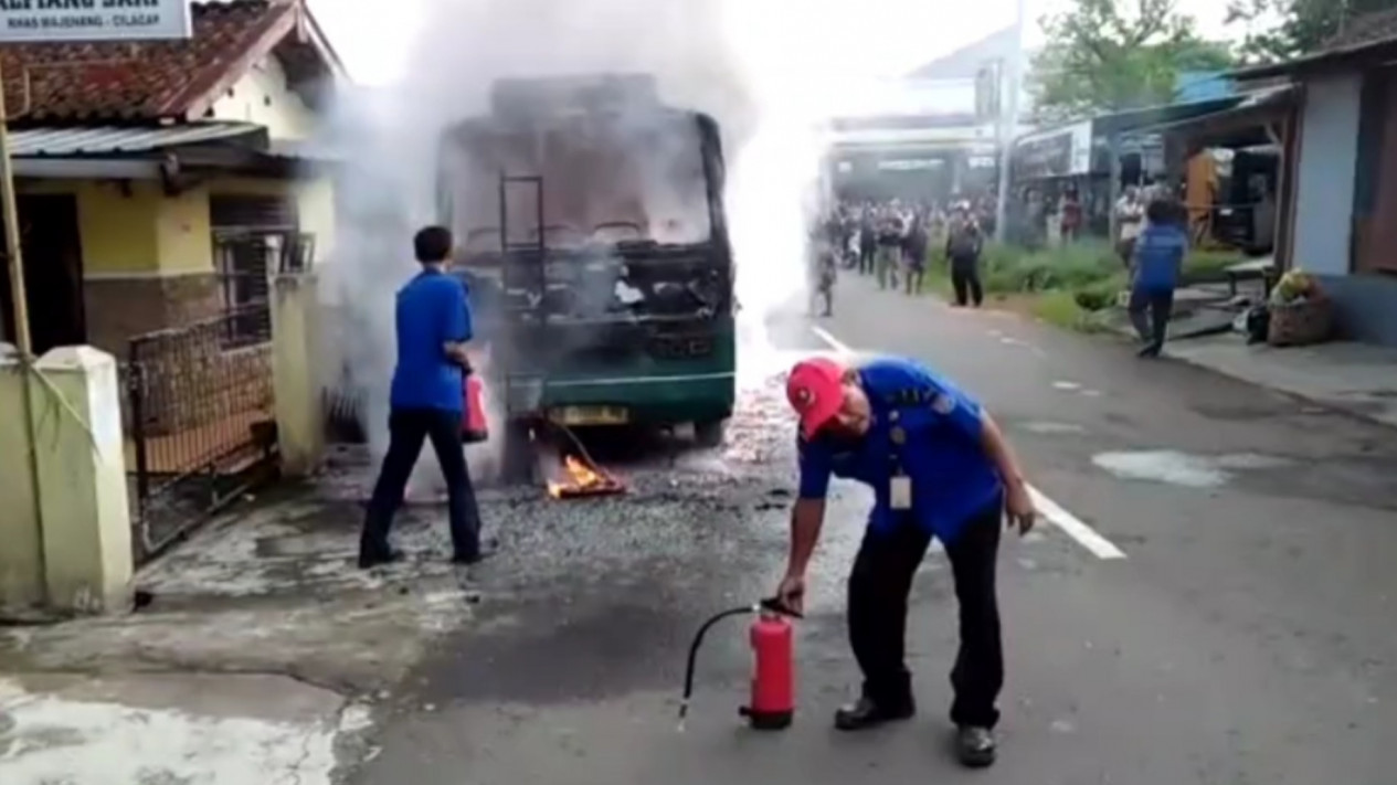 Diduga Korsleting Listrik, Bus Penumpang di Cilacap Ludes Terbakar
            - galeri foto