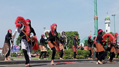 Peringatan Hardiknas, Pelajar Banyumas Tampilkan Tari Ebeg Edukasi