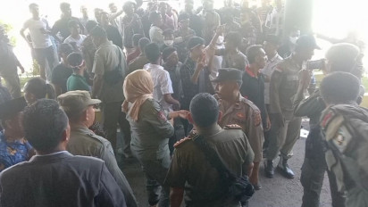 Tuntut Perbaikan Infrastruktur, Demo Masyarakat Orong Telu di Kantor Bupati Sumbawa Berakhir Ricuh