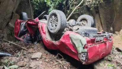 Tidak Kuat Menanjak Mobil Double Cabin Terjun ke Jurang, Pengemudi Tewas di Tempat
