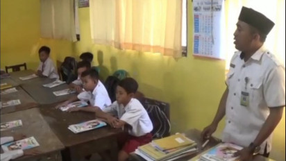 Potret Seorang Guru Honorer di Bangkalan, Madura, 16 Tahun Mengajar, Nyambi Jualan Sate di Pinggir Jalan