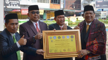 Peringatan HARDIKNAS Piagam Penghargaan Diberikan pada Tokoh Pendidikan Kota Padang Sidempuan