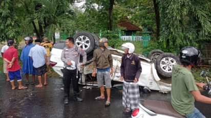 Pajero Putih Tabrak Pot Pembatas Jalan di Pamekasan, Pengemudi Tewas