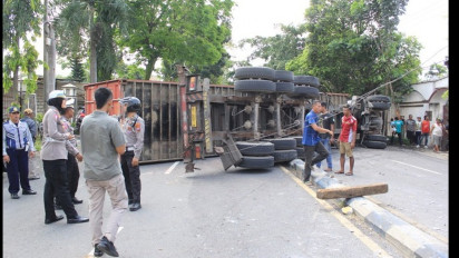Hindari Pemotor Putar Balik, Truk Kontainer Terguling hingga Tutup Total Jalan Nasional di Lumajang