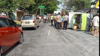 Diduga Sopir Mengantuk, Truk Boks Terguling usai Kontra dengan Kendaraan Truk Lain