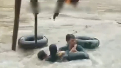 Viral! Aksi Heroik Pemuda Selamatkan Sepasang Kekasih yang Hanyut Terseret Banjir Bandang Sembahe