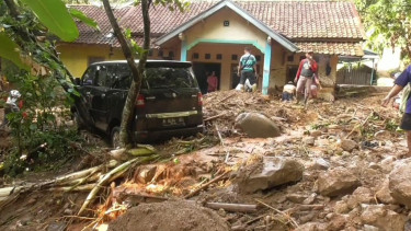 Longsor Terjang Dua Rumah Hingga Tiga Kendaraan
