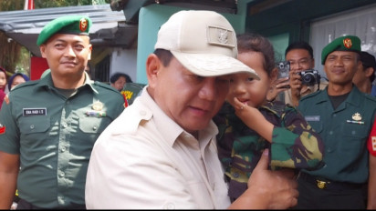 Prabowo Gendong Anak TNI, Saat Ditanya Cita-citanya Ingin Menjadi Kapten TNI