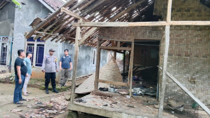 Warga Ngamuk Hancurkan Rumah Suami Istri yang Diduga Dukun Santet di Sukabumi