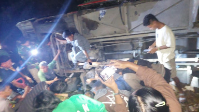 Berita Foto: Detik-detik Evakuasi Bus Angkut Puluhan Santri Masuk ke Jurang di Sulawesi Tengah