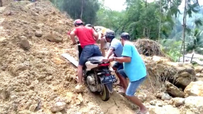 6 Hari Jalan Penghubung Kabupaten Tanah Toraja Tertutup Longsor Aktivitas Warga Terganggu, Pemkab Seolah Tutup Mata