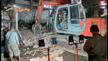 Sebabkan Banjir, Bangunan di atas Sungai di Jember Dibongkar Paksa