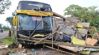 Diduga Sopir Ugal-Ugalan, Bus Antar Kota Tabrak Pohon dan Warung di Lumajang