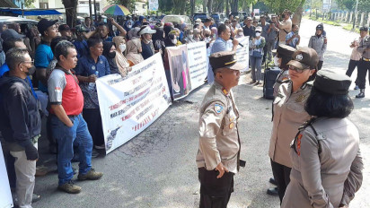 Ratusan Massa Demo di Pengadilan Stabat, Tuntut Proses Hukum 5 Tersangka Pembunuhan Eks Anggota DPRD Langkat