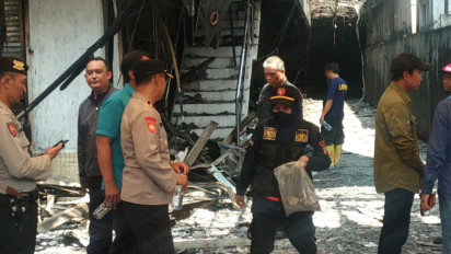 Tim Labfor Polda Jatim Bawa Beberapa Barang Bukti, Diduga Penyebab Kebakaran Malang Plaza