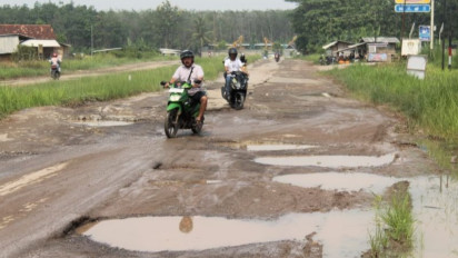 Jalan Berlubang Ditimbun Batu Jelang Presiden Jokowi datang ke Lampung