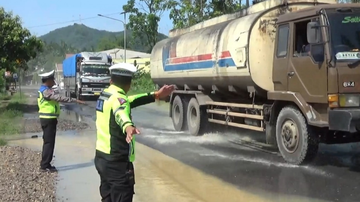 Akibat Banjir, Jalinsum Aek Natas Labuhan Batu Utara Digenangi Air Timbulkan Kemacetan
            - galeri foto