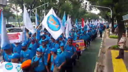 Demo Ribuan Karyawan KAI Tuntut Kenaikan Gaji di Kawasan Stasiun Gambir