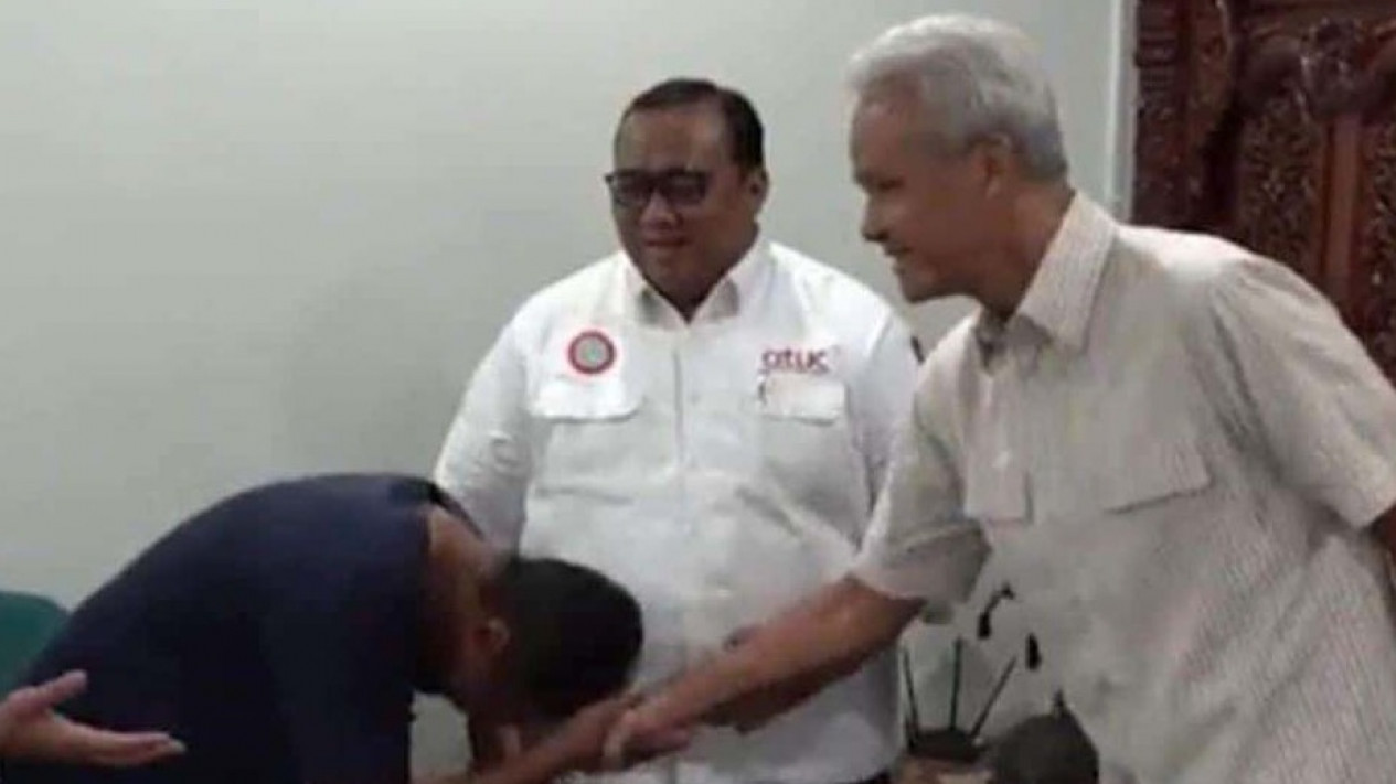 Beredar Foto Ketua Umum Partai Buruh Mencium Tangan Ganjar Pranowo, Said Iqbal: Sama Prabowo dan Anies Juga
            - galeri foto