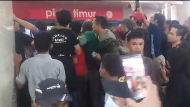 Diliput Televisi Malaysia, Jokowi 'Action' Bagi-bagi Kaos dan Sembako di Tanah Abang, Rakyat Berebutan