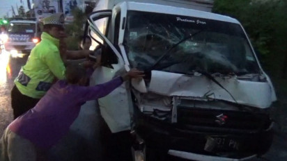 Jalanan Licin Akibat Hujan, Mobil Boks Tabrak Pagar Rumah Warga di Jalan Jogja-Solo