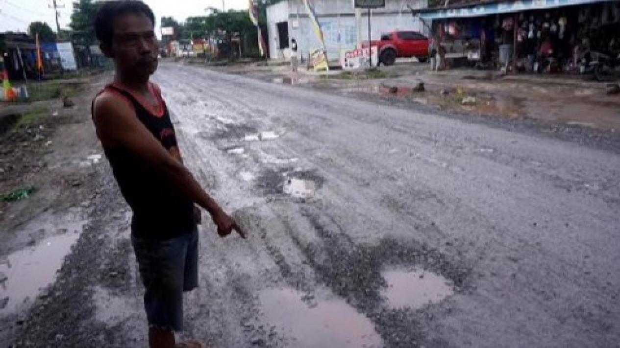 Diperbaiki Secepat “Roro Jonggrang” Pakai Anggaran Rp750 Miliar, Akankah Hari Ini Jokowi Kunjungi Lampung Tengah Lewat Jalan Rusak?
            - galeri foto