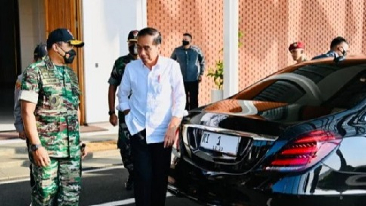 Kali Ini Bukan “Prank”, Presiden Jokowi Jadi Cek Jalan Rusak di Lampung Pakai Mobil
            - galeri foto
