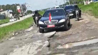 Berkunjung ke Lampung, Mobil Presiden Jokowi Tersangkut di Jalan Rusak