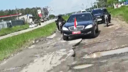 Mobil Presiden Jokowi Masuk Lubang dan Tersangkut saat Tinjauan Jalan Rusak di Lampung