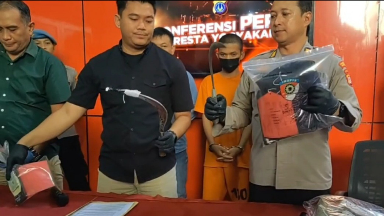 Gegara Ibunya Dilecehkan Lewat WA, Pemuda di Yogyakarta Bacok Temannya
            - galeri foto