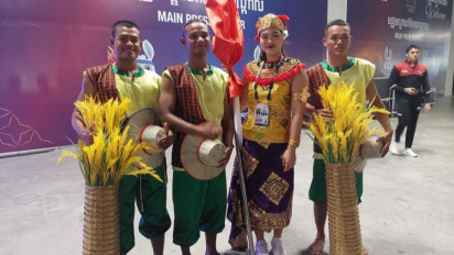 Potret Atlet Cantik Flairene Candrea Wonomiharjo jadi Pembawa Bendera Indonesia di Upacara Pembukaan SEA Games 2023