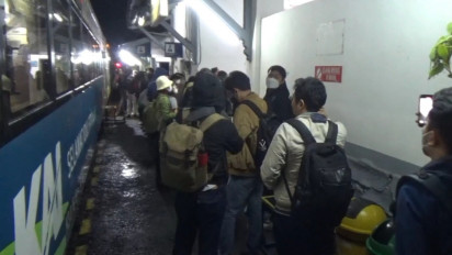 Akibat Longsor Kereta Tujuan Jakarta-Bandung Tertahan di Stasiun, Ratusan Penumpang Dialihkan