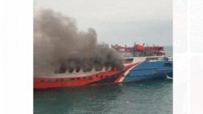 Foto-foto Kebakaran KMP Royce1 di Alur Merak-Bakauheni