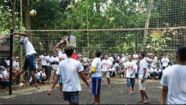 Aksi Relawan Sedulur Saklawase Gelar Pertandingan Voli hingga Berbagi Karpet Musala di Semarang